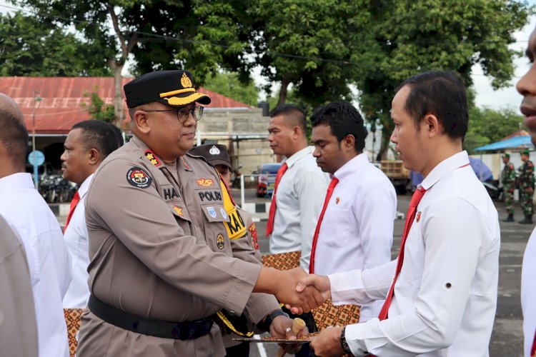 Kapolres Sikka Berikan Penghargaan kepada 16 Personilnya yang Berprestasi