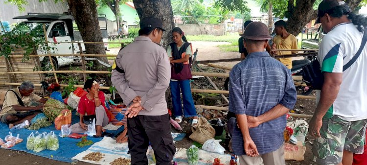 BHBINKAMTIBMAS POS POL NDETE AMANKAN AKTIVITAS JUAL BELI DI PASAR SAMBIL SAMPAIKAN PESAN KAMTIBMAS