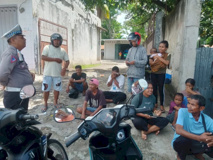 UNIT KAMSEL SATLANTAS POLRES SIKKA HIMBAU MASYARAKAT UNTUK TETAP TERTIB BERLALULINTAS