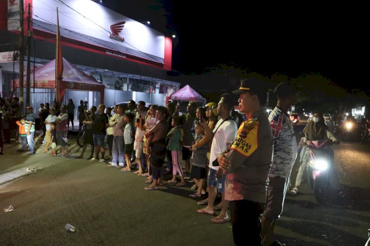 Kemeriahan Takbir Keliling dan Pawai Obor Meriahkan Malam Idul Fitri di Kota Maumere.