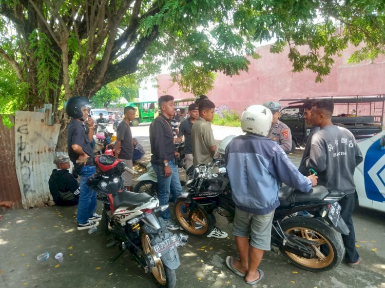 Keselamatan Jalan Raya Diutamakan: Unit Kamsel Polres Sikka Gelar Binluh dan Himbauan di Pangkalan Ojek Maumere