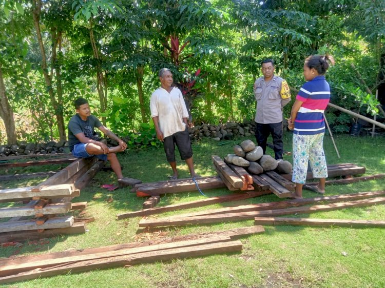 Jaga Kondusifitas Wilayah, Bhabinkamtibmas Desa Wairbleler Sambangi Warga Titipkan Pesan Kamtibmas