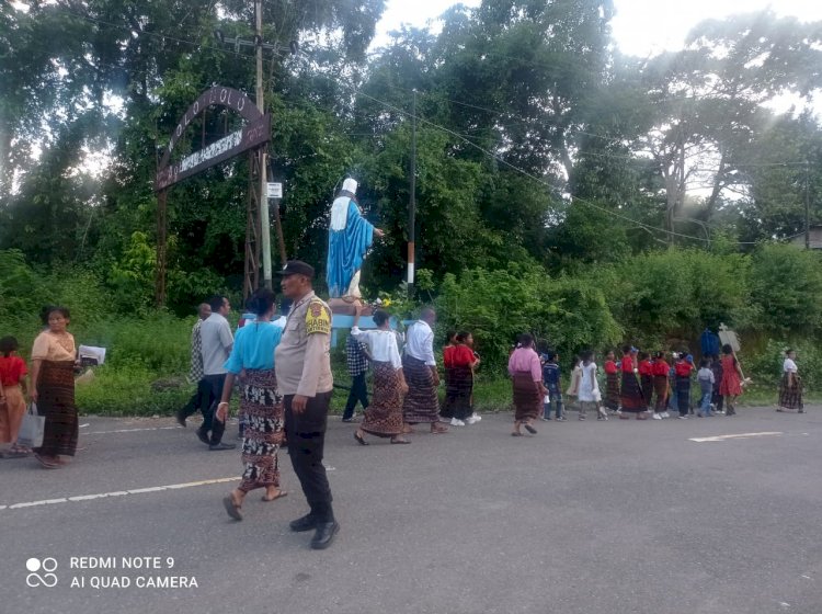 Bhabinkamtibmas Aipda Dewa Swijana Amankan Prosesi Perarakan Patung Bunda Maria di Desa Bhera