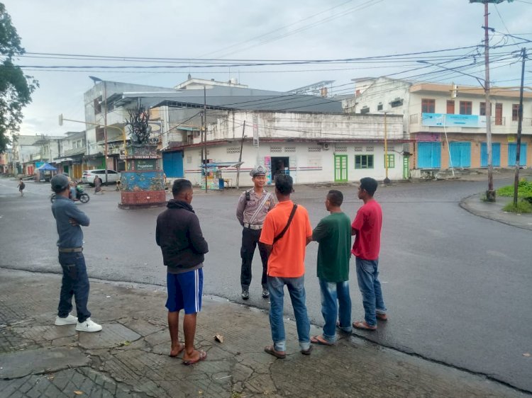 Unit Kamsel Sat Lantas Lakukan Pembinaan dan Penyuluhan di Pertokoan Maumere