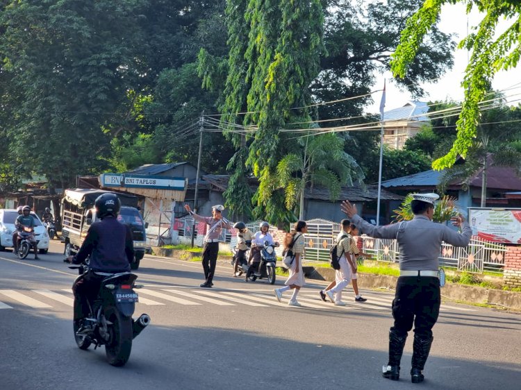 Budaya Tertib Lalu Lintas: Polres Sikka Rutin Laksanakan Strong Point