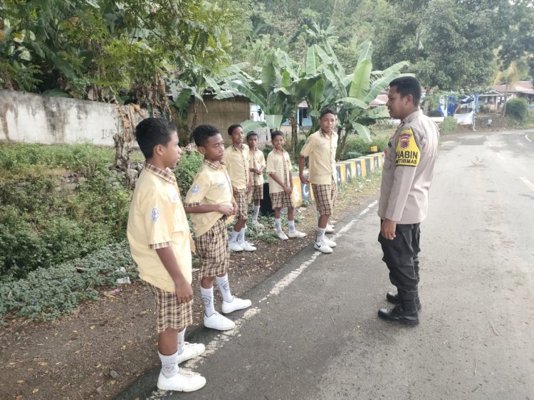 Kegiaatan Patroli Sambang ke sekolah SMP Pancasila Lekebai Dilakukan Oleh Bhabinkamtibmas di Desa Mbera, Kec. Mego, Kab. Sikka