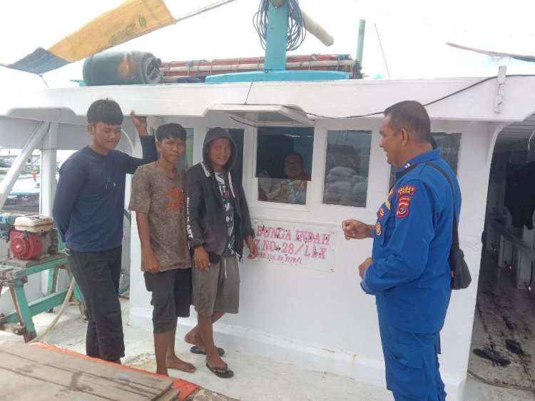 Sat Polair Patroli Dialogis Di Pelabuhan Wuring Guna Menjamin Rasa Aman Bagi Warga