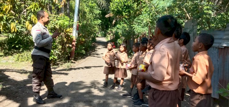 Bhabinkamtibmas Polsek Nita Berikan Motivasi Belajar Kepada Anak Sekolah Dasar