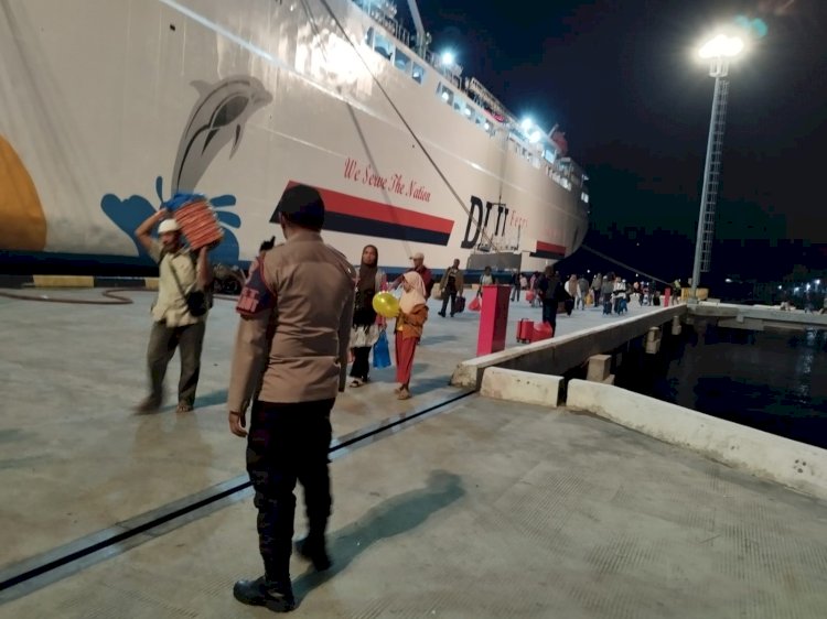 KP3 LAUT LAKSANAKAN PENGAMANAN KEBERANGKATAN KM DHARMA RUCITRA VII DI PELABUHAN L. SAY MAUMERE