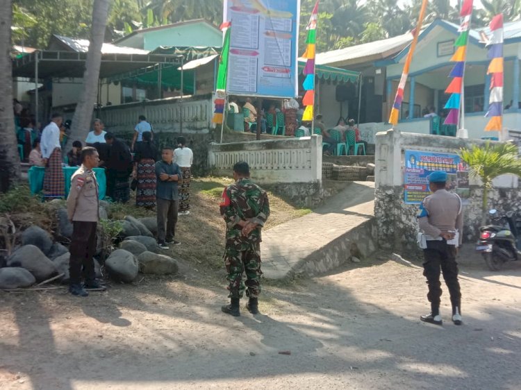 Kapolsek Lela dan Personil Melakukan Kegiatan Pengamanan Misa Hut ke-25 Desa Watutedang di wilayah Hukum Polsek Lela, Polres Sikka
