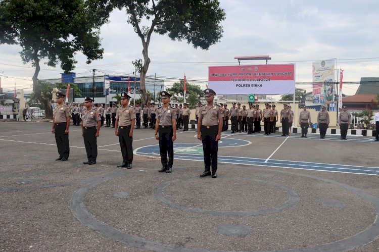 Kapolres Sikka pimpin upacara kenaikan pangkat personil Polres SIkka dan Brimob Yon B Pelopor Maumere