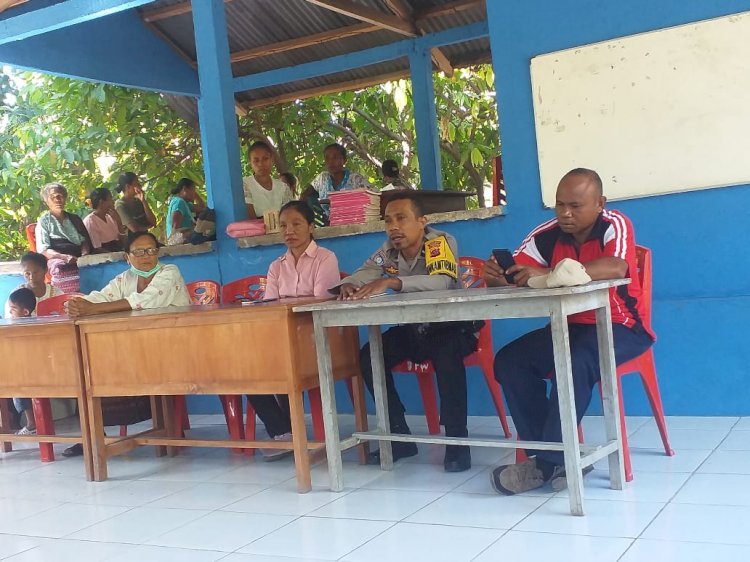 Kegiatan Bhabinkamtibmas Desa Wairterang (Desa Binaan) Kec. Waigete Kab.Sikka Aipda Hendra P.A Rejab Menghadiri dan Pam Serah Terima 1 Ruangan Posyandu Mawar