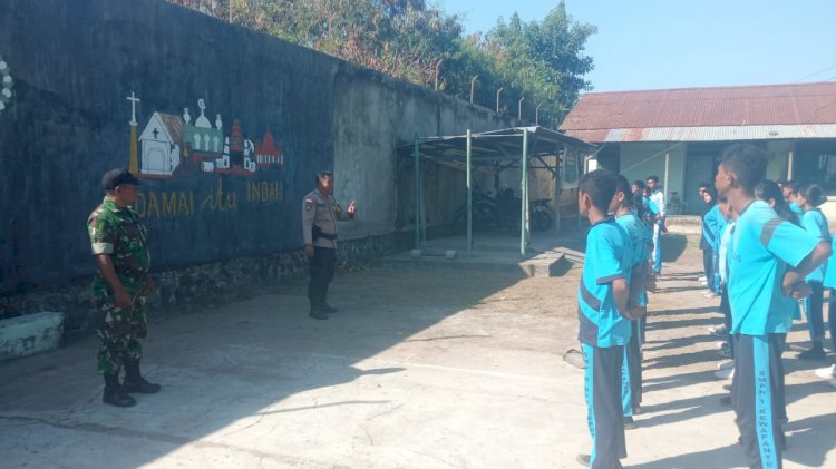 BRIPKA HADI DAN SERTU DANIEL KOLABORASI MELATIH PBB ( PERATURAN BARIS BERBARIS ) PESERTA PASKIBRA TINGKAT KECAMATAN KANGAE KABUPATEN SIKKA TAHUN 2024