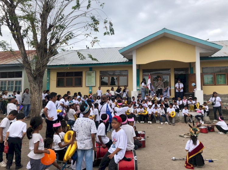Unit Kamsel Sat Lantas Res Sikka Kawal Jalan Santai SDN CONTOH Dalam Rangka Memperingati Hari Ulang Tahun Sekolah Yang Ke - 62