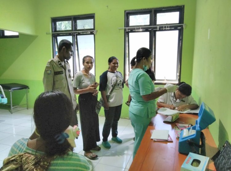 kegiatan Bhabinkamtibmas Kel. Kota Uneng, Kec. Alok, Kab. Sikka dalam pelayanan kesehatan kepada Masyarakat Kecamatan Alok (PIN)