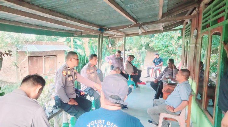 KEGIATAN PENGGALANGAN (COLLING SYSTEM ) KAPOLSEK PAGA DAN PAMATWIL TANAWAWO DENGAN CAMAT TANAWAWO, P.J KEPALA DESA RENGGARASI, P.j KEPALA DESA LOKE KEC. TANAWAWO, KAB. SIKKA DALAM RANGKA MENDUKUNG PILKADA DAMAI 2024 DI WILAYAH KAB. SIKKA