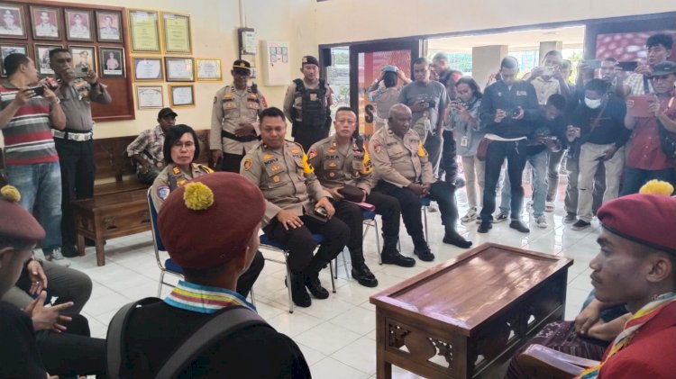 Pengamanan Unjuk Rasa PMKRI di Polres Sikka: Desak Penahanan Oknum Polisi Pelaku Laka Lantas