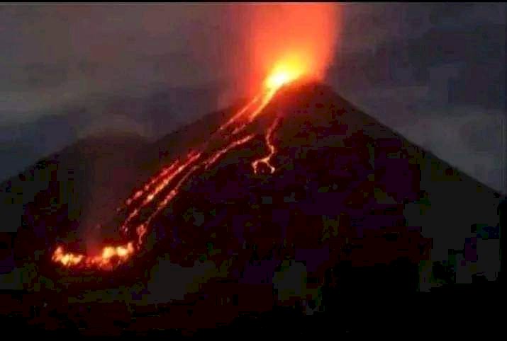 Gunung Lewotobi Meletus, Lontarkan Batu dan Kerikil, Larva dan Hawa Panas, Warga Histeris