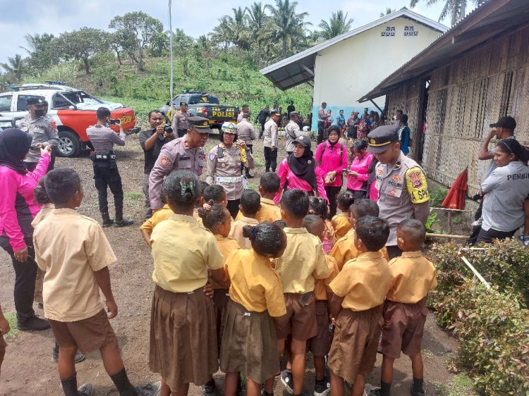 POLRES SIKKA MEMBERIKAN BANTUAN FASILITAS PENDIDIKAN UNTUK SEKOLAH TERTINGGAL ( TIDAK LAYAK ) DI SEKOLAH DASAR KELAS JAUH BORA BLUPUR, DUSUN BORA BLUPUR, DURA BEKOR, KEC.BOLA, KAB.SIKKA