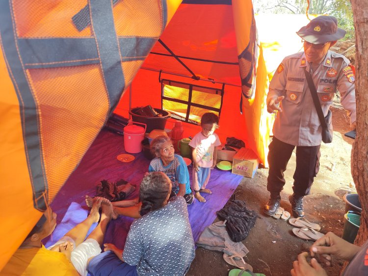 Personel Polres Sikka Aktif Berikan Pelayanan dan Keamanan di Lokasi Pengungsian Erupsi Gunung Lewotobi