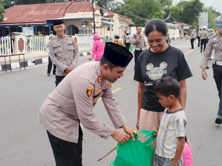 Polres Sikka Gelar Aksi Sosial, Bagikan 250 Paket Takjil bagi Umat Muslim di Bulan Suci Ramadhan