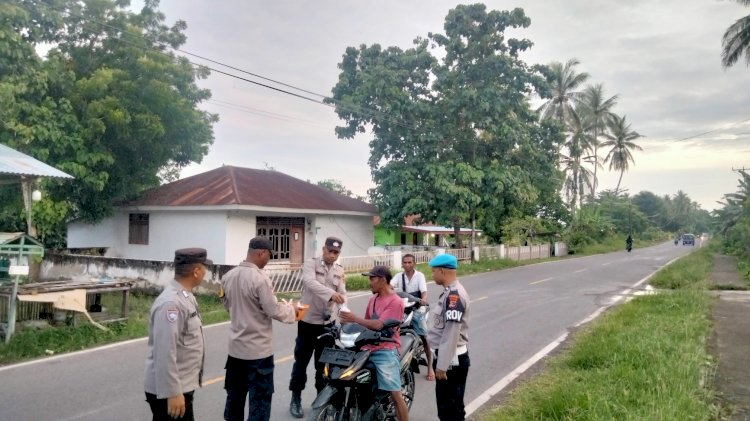 KAPOLSEK PAGA DAN PERSONIL MEMBAGIKAN TAKJIL KEPADA WARGA MASYARAKAT PAGA DAN WARGA PENGGUNA JALAN