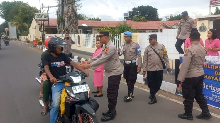 Polsek Nita Bagikan Takjil kepada Pengendara di Depan Mako Polres Sikka