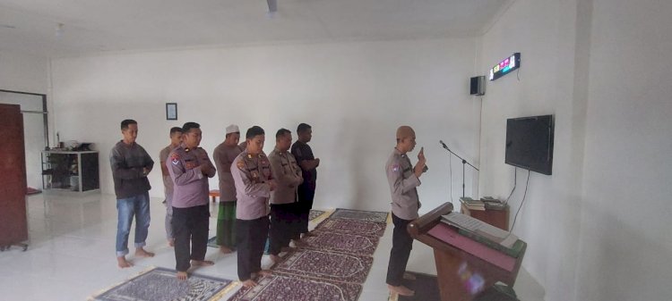 Personel Polres Sikka Gelar Salat Ghoib untuk 3 Bhayangkara yang Gugur Saat Bertugas di Way Kanan, Lampung