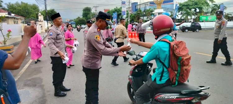 Peduli Sesama di Bulan Ramadan, Kapolsek Nelle dan Bhayangkari Bagikan Takjil kepada Masyarakat