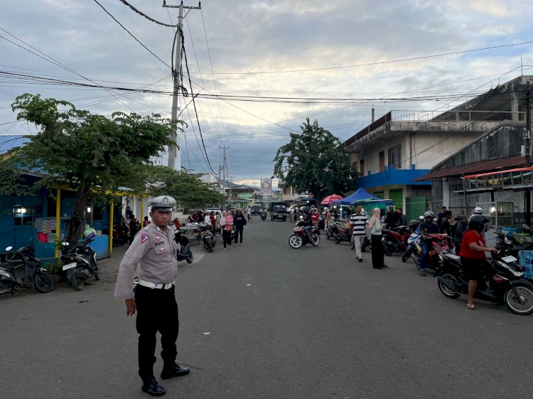 Agar Nyaman dan Lancar, Sat Lantas Polres Sikka Tertibkan Lalu Lintas di Pasar Takjil