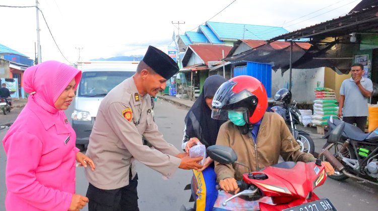 Indahnya Ramadan: Polsek Kewapante Polres Sikka Bagikan Takjil untuk Pengendara dan Pejalan Kaki