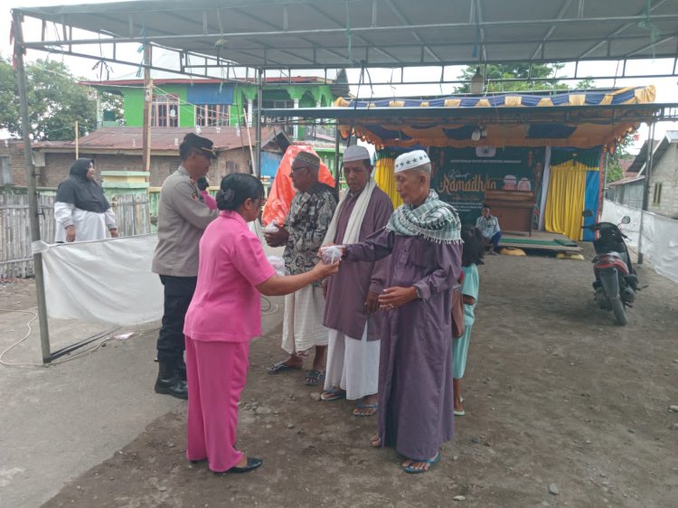 Kapolsek Waigete Polres Sikka Gandeng Bhayangkari bagi Makanan Buka Puasa ( Takjil )Kepada warga