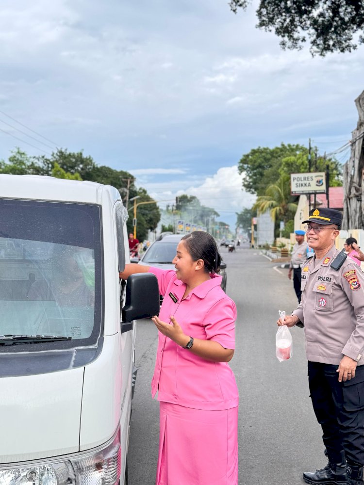 Bagops Polres Sikka dan Bhayangkari Bagikan Takjil Gratis untuk Masyarakat