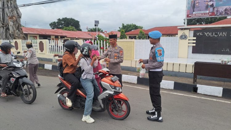 Polres Sikka Berbagi Berkah Ramadhan, Bagikan Takjil Gratis kepada Masyarakat