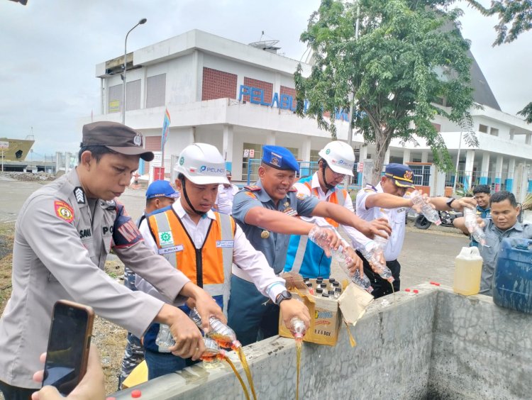 Pemusnahan 150 Liter Miras Ilegal di Maumere, Hasil Sitaan Operasi Gabungan Pelabuhan