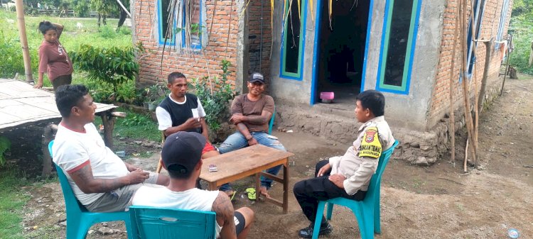 PERSONIL POSPOL NDETE POLSEK ALOK POLRES SIKKA LAKSANAKAN SAMBANG DAN PATROLI DIALOGIS SERTA SOSIALISASI PREMANISME KEPADA WARGA