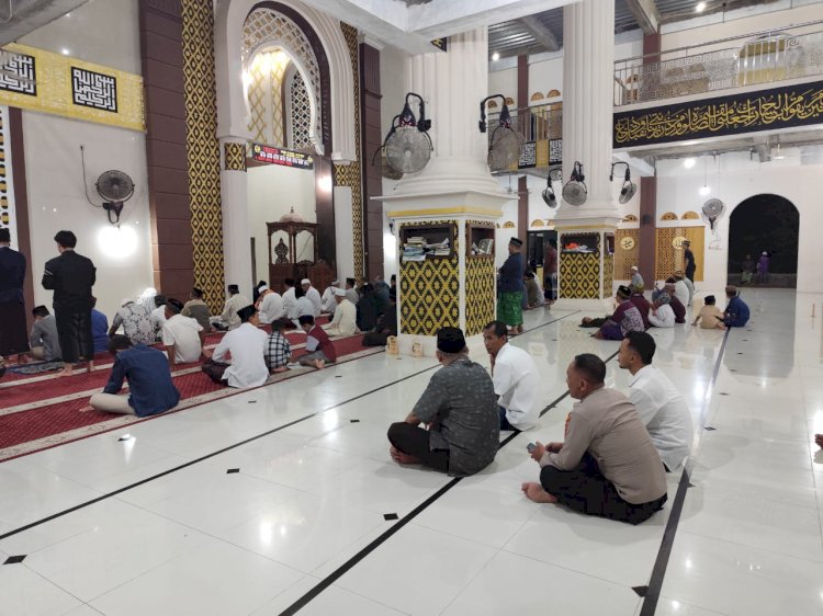 Polres Sikka Gelar Kultum, Sholat Tarawih, dan Tadarus Keliling di Masjid AL-MUHAJIRIN Perumnas