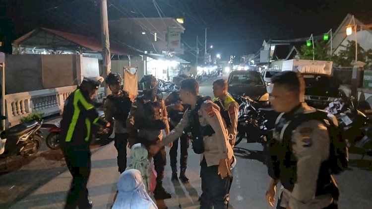 PATROLI PERINTIS PRESISI SAMAPTA POLRES SIKKA AMANKAN IBADAH TARAWIH, WARGA APRESIASI POLRI