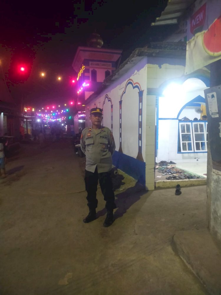 Polsek Alok Amankan Pelaksanaan Sholat Tarawih dan Witir di Dua Masjid di Kecamatan Alok Barat