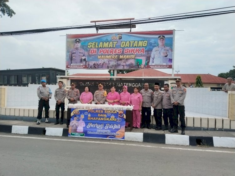 POLRES SIKKA MEMBAGI KASIH DENGAN BERBAGI TAKJIL KEPADA WARGA MASYARAKAT SIKKA