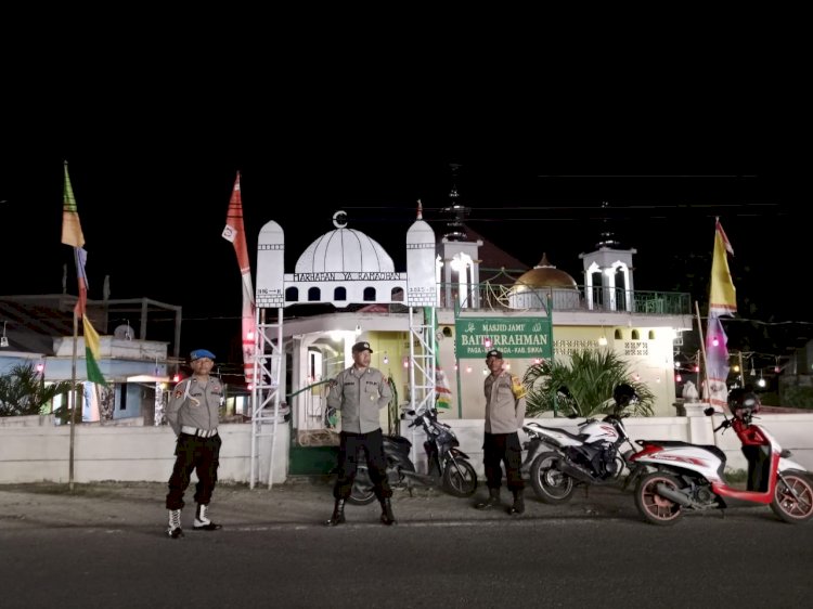 IBADAH SHOLAT BERJALAN AMAN DAN KHIDMAT : POLSEK PAGA LAKUKAN PENGAMANAN