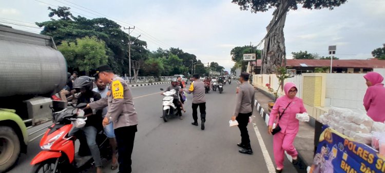 Polres Sikka Berbagi Takjil di Bulan Ramadan, Wujud Kepedulian dan Kedekatan dengan Masyarakat