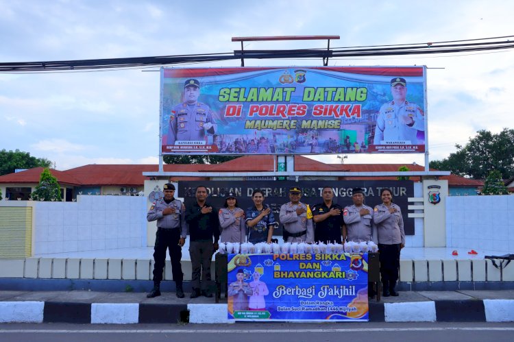 POLRES SIKKA BERBAGI MAKANAN PEMBUKA PUASA (TAKJIL) DALAM RANGKA BULAN SUCI RAMADHAN 1446 H 2025 OLEH PERSONIL POLRES SIKKA KEPADA MASYARAKAT