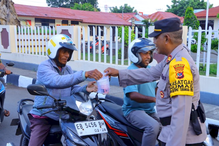 Polres Sikka Berbagi Berkah Ramadan : Bagikan Takjil Untuk Masyarakat