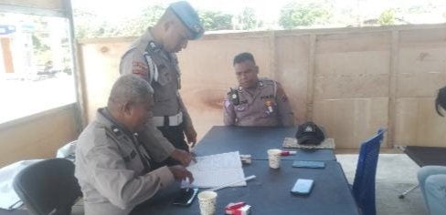 Propam Polres Sikka Lakukan Pengecekan Personel di Pos Terpadu Operasi Ketupat Turangga 2025