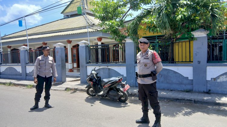 Personel Pos PAM Beru Laksanakan Pengamanan dan Pengaturan Lalu Lintas saat Sholat Jumat di Masjid At-Taqwa Beru