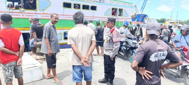 Polres Sikka Kawal Ketat Kedatangan KM. Nur Amin di Pelabuhan L. Say Maumere dalam Rangka Operasi Ketupat Turangga 2025