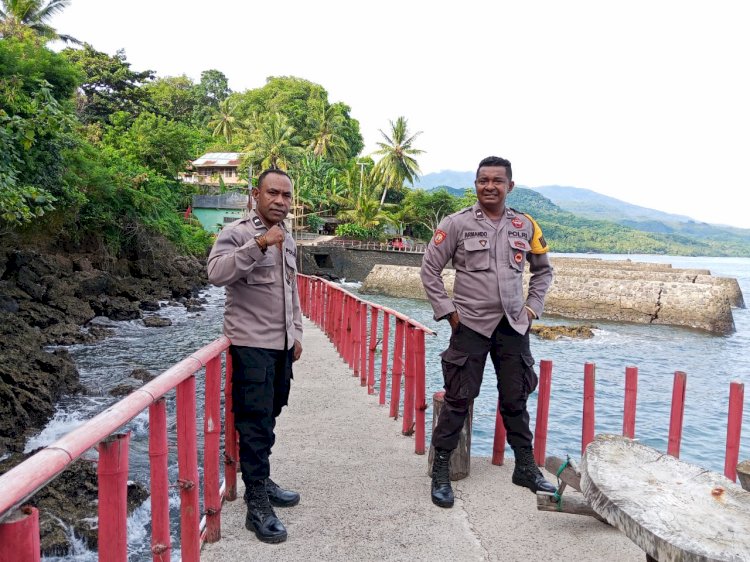 Polsek Bola Gelar Patroli Wisata di Tanjung Watukrus dalam Rangka Operasi Ketupat Turangga 2025