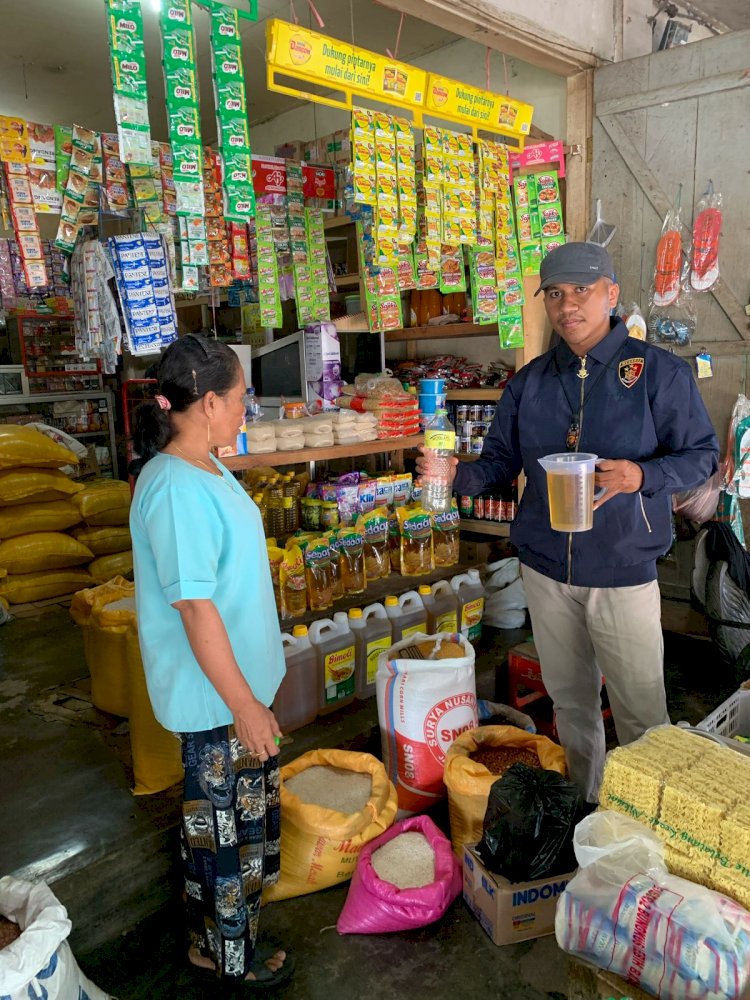 SATGAS PANGAN POLRES SIKKA CEK MINYAK GORENG KEMASAN “MINYAK KITA” DI KIOS WILAYAH KELURAHAN ALOK