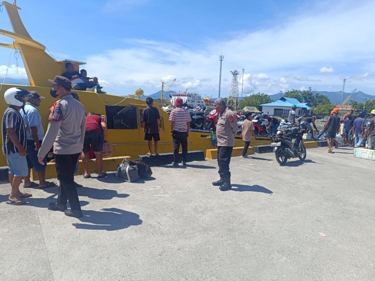 Polres Sikka Amankan Proses Kedatangan KM. Super Jet 8 di Pelabuhan L. Say Maumere dalam Rangka Operasi Ketupat Turangga 2025